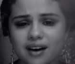 Selena Gomez chora em clipe