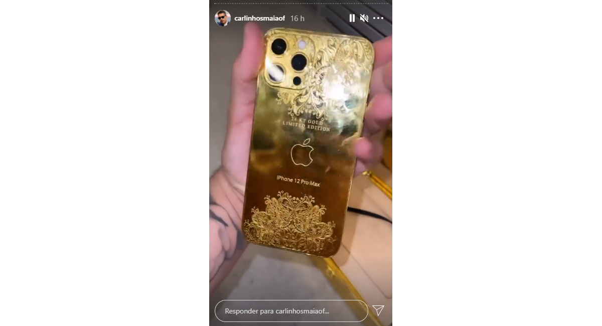 Foto Carlinhos Maia exibe celular de ouro dado por amigo empresário