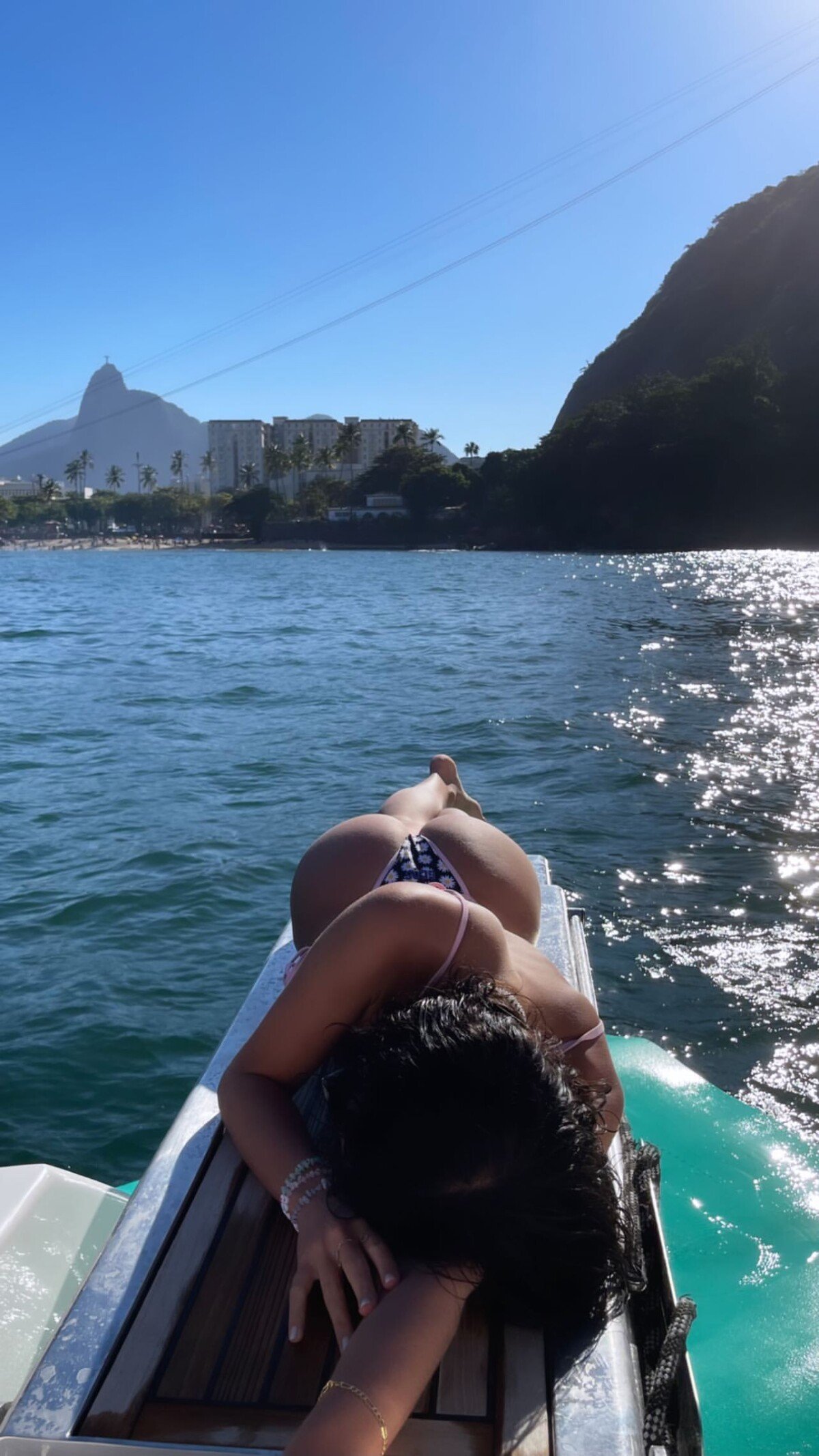 Foto Bruna Marquezine deixou bumbum em evidência em clique de biquíni