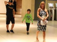 Carolina Dieckmann faz compras e se diverte com os dois filhos em shopping