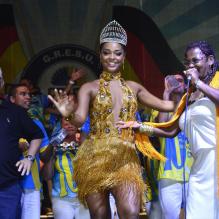 Juliana Alves samba muito ao receber a faixa de rainha de bateria da Unidos da Tijuca, na noite deste sábado (24)