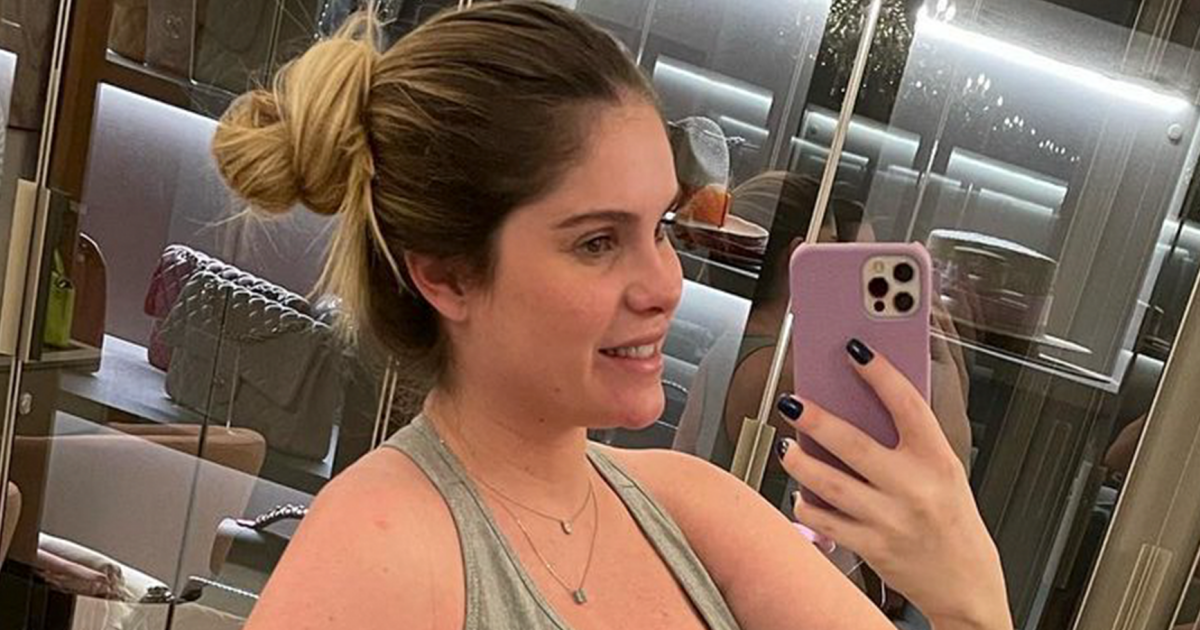 Bárbara Evans exibe corpo pós parto em cinta P e aponta problema para