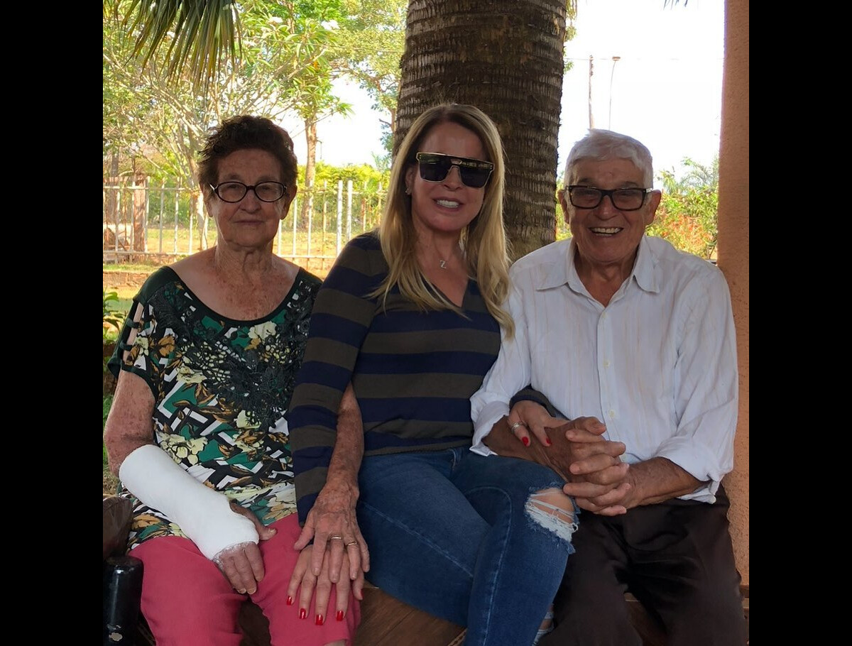 Foto Zilu Godoi sobre a mãe de 88 anos Tá super bem cuidada minha