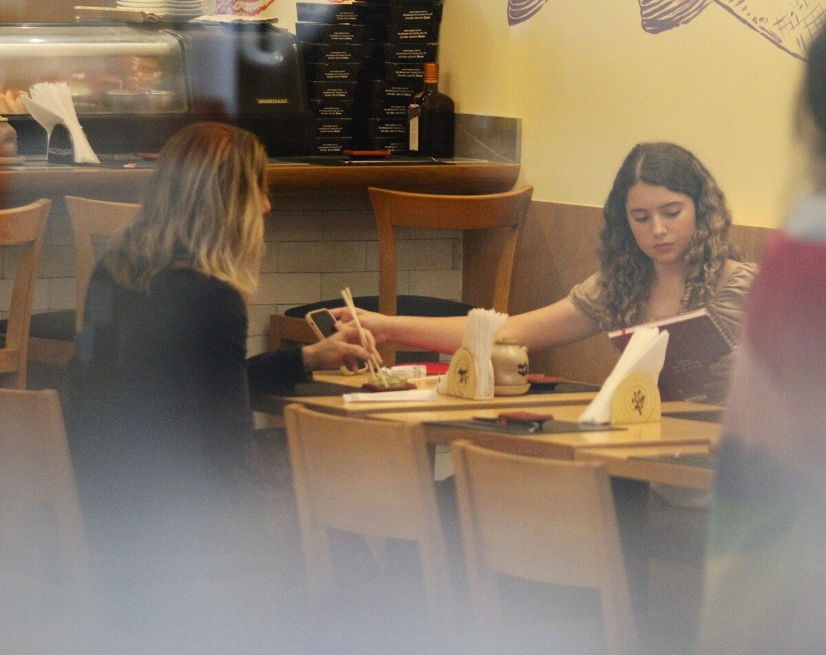 Foto Letícia Spiller após momento bonito foi comer a filha em um