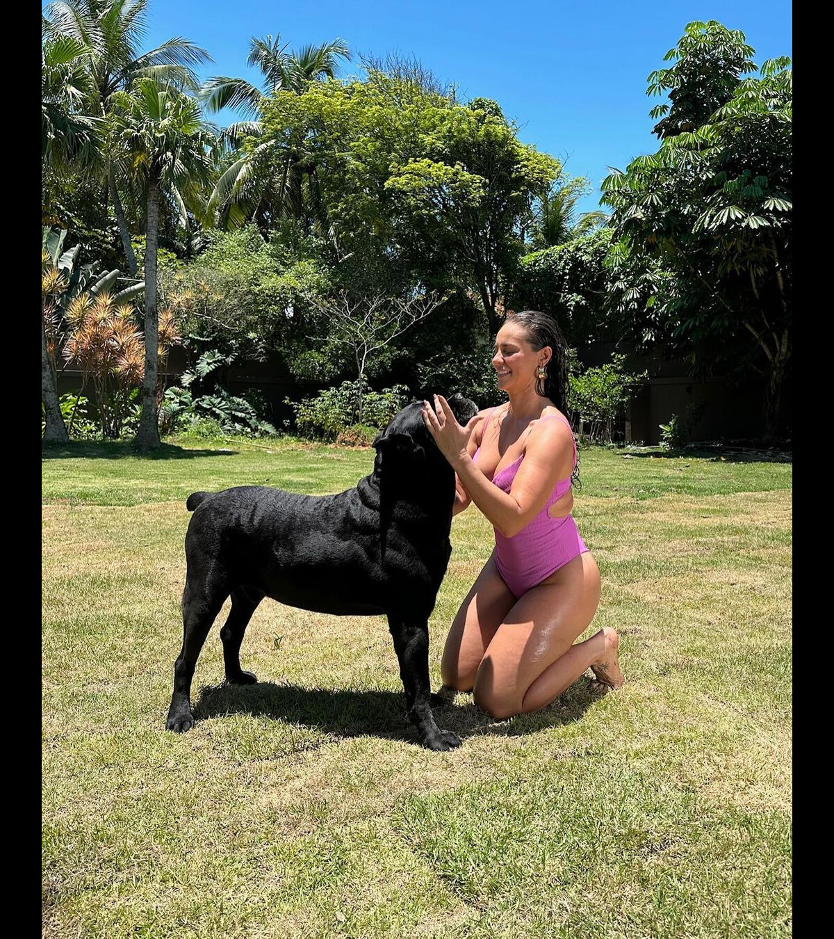 Foto Usando um maiô rosa Paolla Oliveira surgiu mostrando os pernões