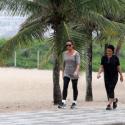 Luiza Brunet caminha sob chuva fraca na orla de Ipanema, no Rio de Janeiro