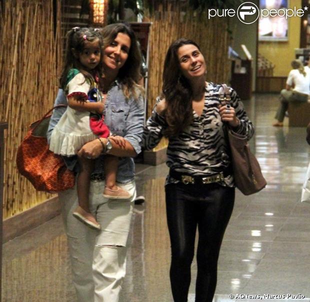 Giovanna Antonelli passeia com os seus três filhos, Pietro, de 7 anos, e as gêmeas  Antonia e Sofia, de 2 anos, na companhia da amiga, Christiane Dias, no shopping Rio Design, na Barra da Tijuca, na Zona Oeste do Rio de Janeiro. Foto em 12 de abril de 2013