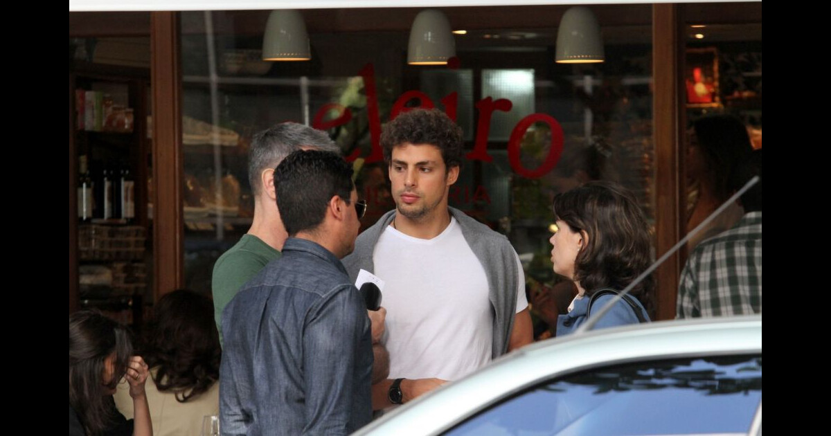 Cauã Reymond almoça amigos em restaurante do Leblon no Rio