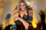 Beyoncé leva tapa na cara e tem cabelo puxado por fãs em show na Sérvia