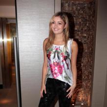 Em outubro de 2012, antes da gravação da novela, ela mantinha o cabelo loiro e longo
