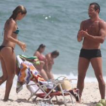 O casal de atores esbaja boa forma na praia