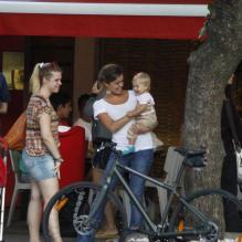Treinando para ser mamãe? A atriz segurou e brincou com a filha da amiga Caroline Figueiredo na Barra da Tijuca, em novembro de 2012