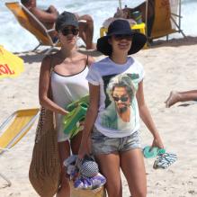 Após avistarem o fotógrafo, as beldades deixaram a praia
