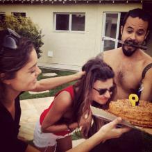 A artista brinca com Thaila Ayala na hora do parabéns, no último dia 24, quando a morena comemorou seu aniversário atrasado