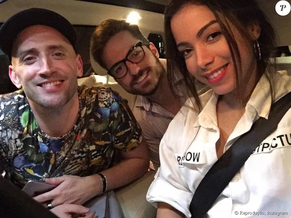 Anitta sai para jantar com Paulo Gustavo e o namorado, Thales Bretas, no Rio, nesta quarta-feira, 9 de setembro de 2015