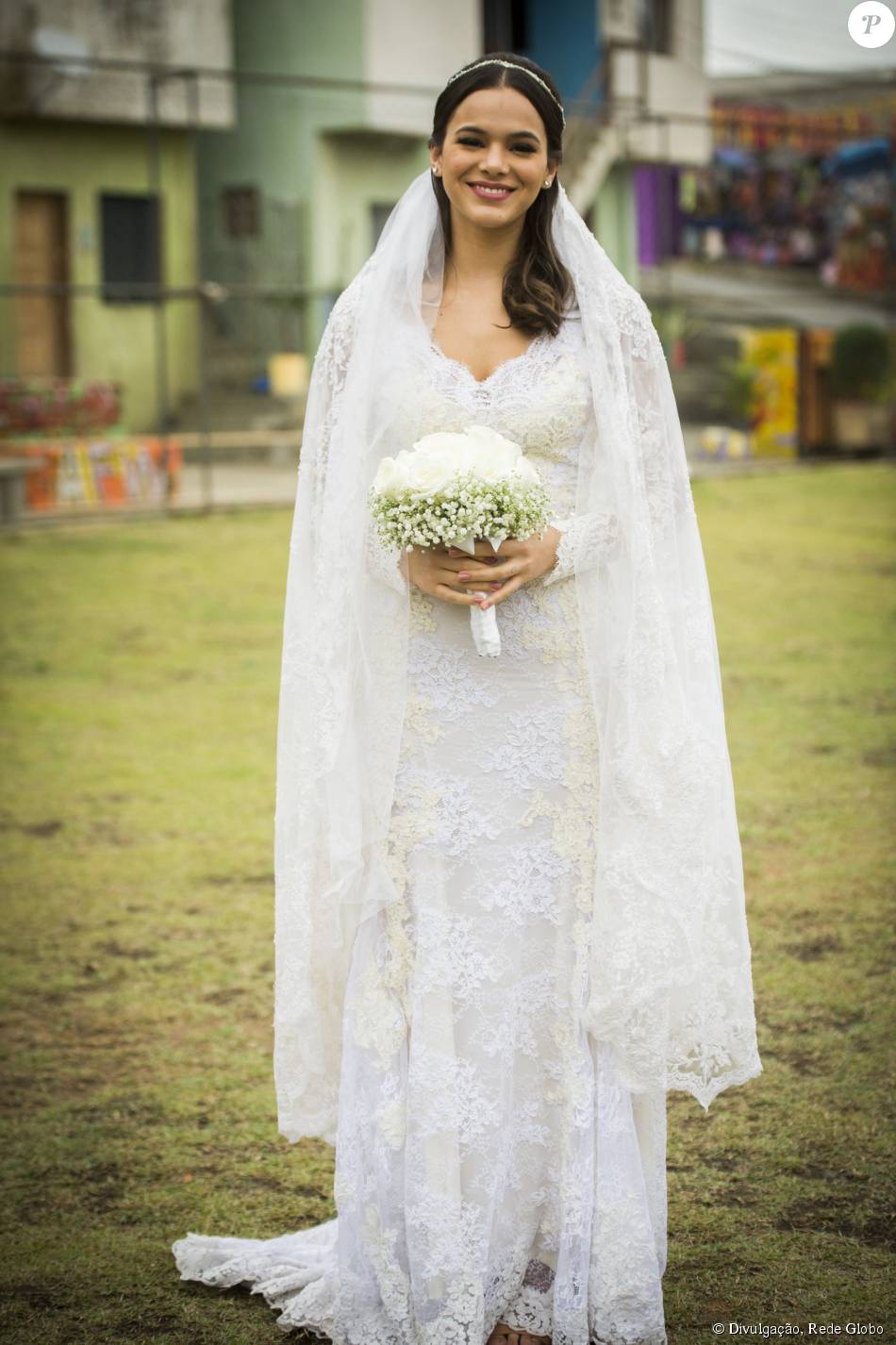 O vestido off white, rebordado de pérolas e cristais, foi feito de duas rendas francesas: uma chantilly e outra de soutache. A tradicional renda, marca registrada de Lethicia, foi bastante usada e conta com bordados de mini pérolas e pequenos cristais