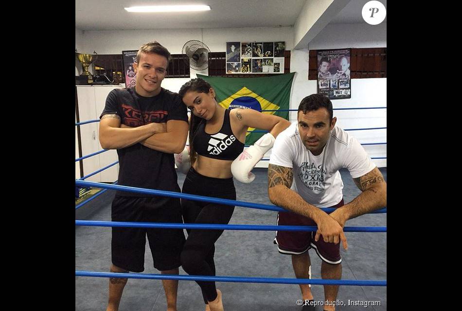 Anitta apareceu com a barriga de fora em foto pós-treino, em foto compartilhada pelo personal trainer Chico Salgado. 'Deixa ela chora, deixa ela sofrer', escreveu na noite desta segunda, 14 de setembro de 2015