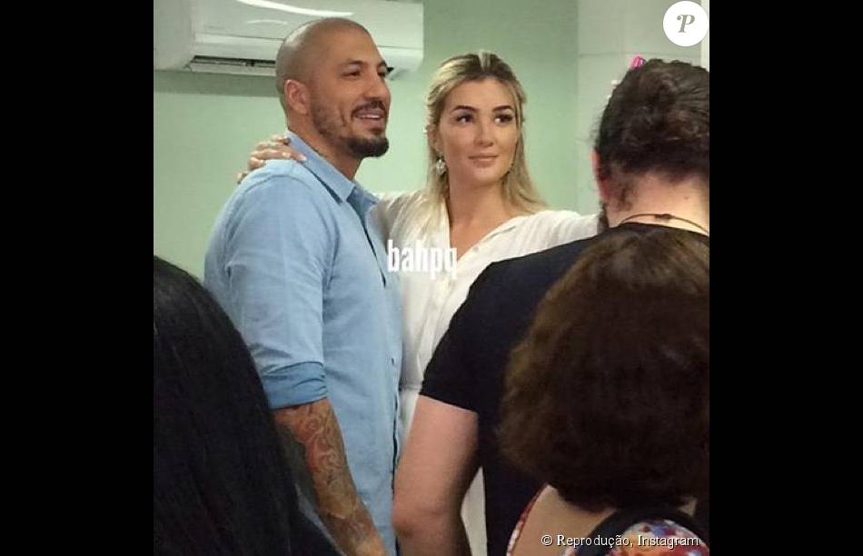 Aline e Fernando, do 'BBB 15', oficializaram união em um cartório de Minas Gerais, com a presença do ex-BBB Marco, nesta quarta, 14 de outubro de 2015
