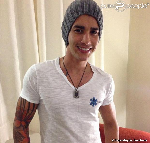 Gusttavo Lima postou, em seu Facebook, a foto de cara limpa, em 14 de dezembro de 2012