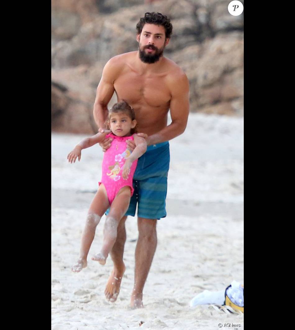 Cauã Reymond diz que não pretende fazer carreira internacional no momento. Ele quer ficar perto da filha Sofia, de 3 anos, fruto de seu casamento com Grazi Massafera