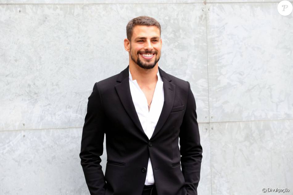 Cauã Reymond diz que usa o humor na hora de fazer cenas mais picantes: 'Ajuda bastante'
