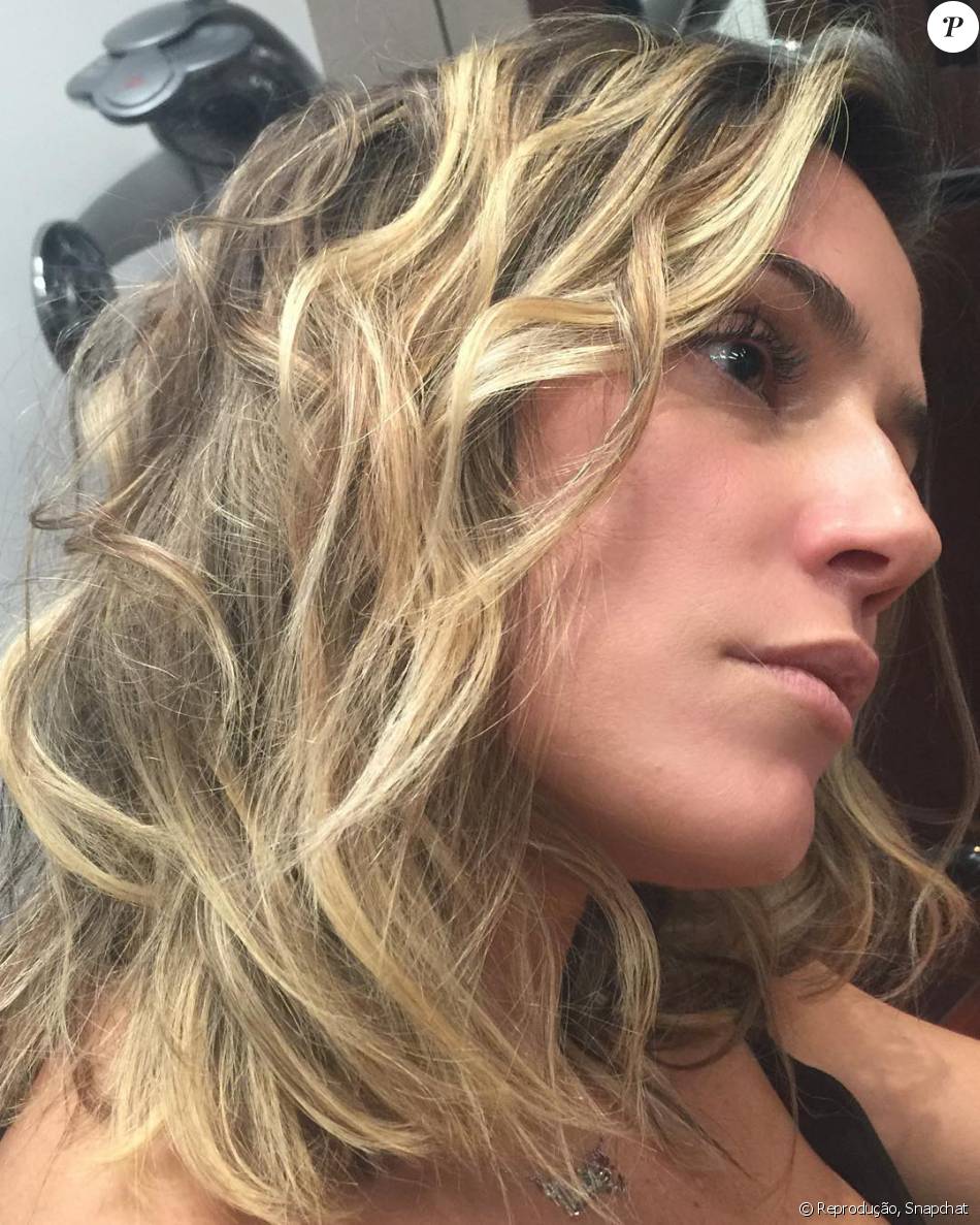 'Optamos por mechas mais largas, em uma mistura de tons de dourado e mel, que está usando muito', conta Anderson Couto, cabeleireiro de Deborah Secco, ao Purepeople