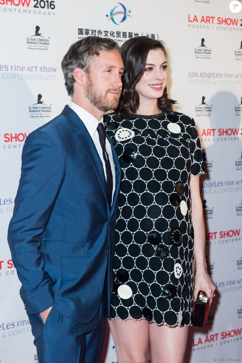 Anne Hathaway usou um vestido curto e preto para evento em Los Angeles
