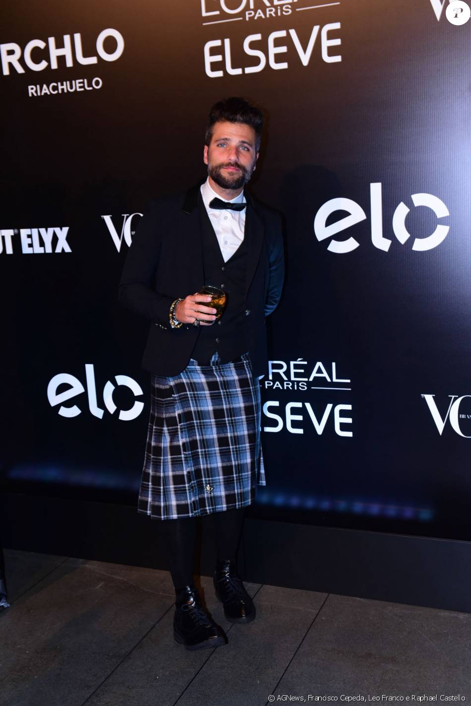 Bruno Gagliasso não teve medo de ousar no look para o Baile da Vogue 2016 e apostou em uma kilt, a 'saia' em estampa xadrez usada pelos escoceses