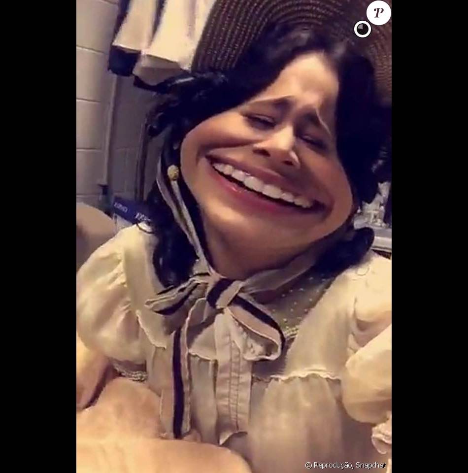 Bruna Marquezine posta fotos e tem o rosto distorcido por filtro do aplicativo
