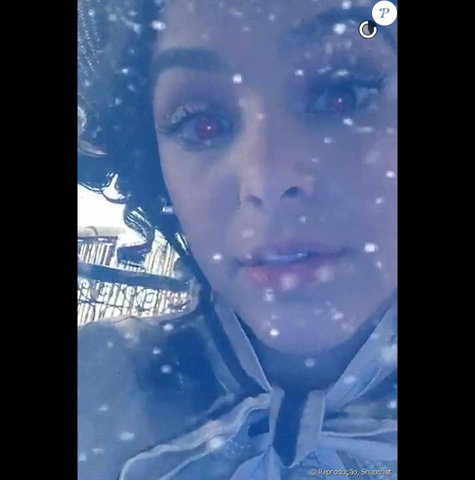 Bruna Marquezine posa com um filtro imitando neve