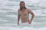 Igor Rickli curte praia com a mulher, Aline Wirley, no Rio de Janeiro
