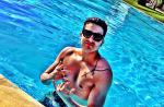 Luan Santana exibe corpo sarado em foto sem camisa dentro da piscina