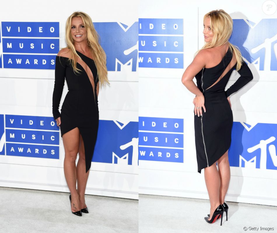 Britney Spears usou em um pretinho assimétrico e com transparência frontal assinado por Julien MacDonald