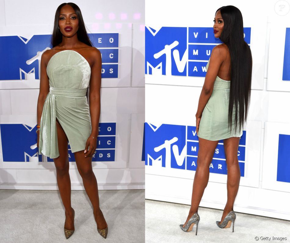 Naomi Campbell investiu em um tomara que caia de veludo e fenda lateral de Brandon Maxwel