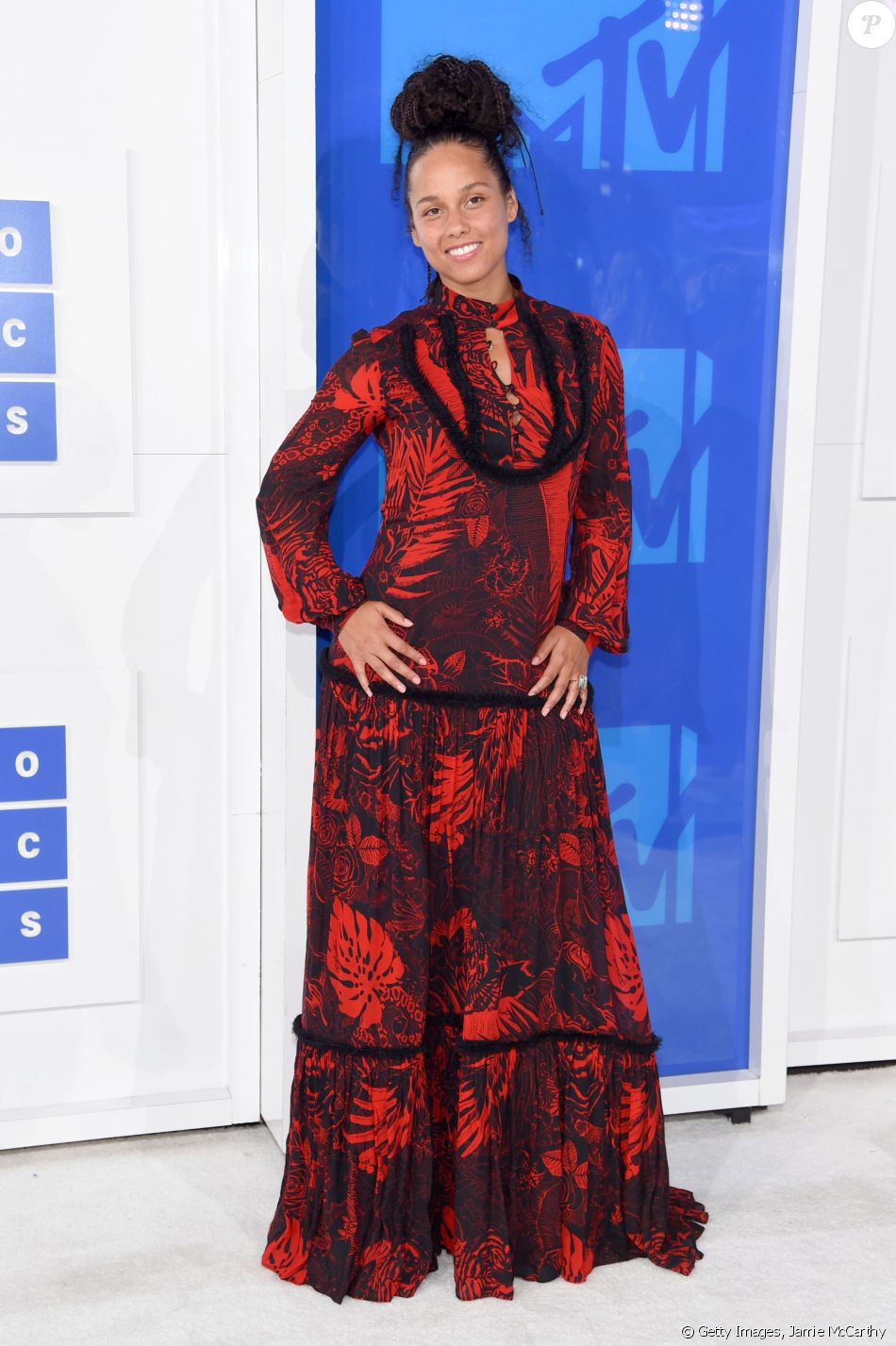Alicia Keys apostou em um longo vermelho e preto com bordas plissadas de Roberto Cavalli