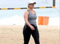 Giulia Gam caminha na orla da praia para manter corpo em forma. Veja fotos!