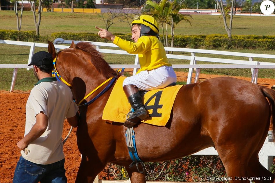 Nico (Giovanni Venturini) vence a corrida de cavalos na frente dos amigos do Vilarejo dos Sonhos, que ficam felizes com a conquista, na novela 'Cúmplices de um Resgate'