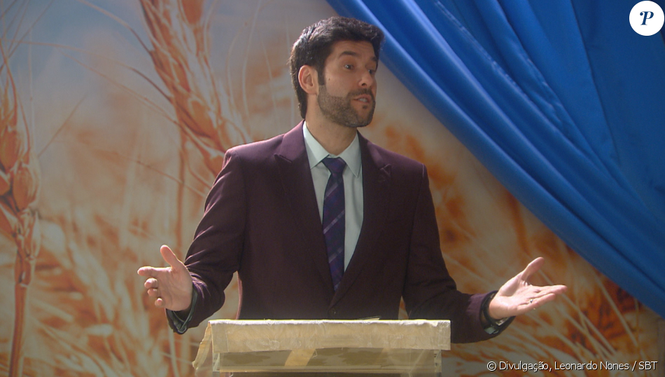 Maurício (Daniel Del Sarto) assume o cargo de pastor da igreja evangélica e deixa Rebeca (Juliana Baroni) e Otávio (Duda Nagle) preocupados, na novela 'Cúmplices de um Resgate'