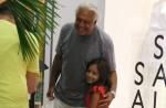 Antonio Fagundes faz compras em shopping e é tietado por fã mirim