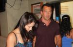 Malvino Salvador e a namorada, Kyra Gracie, prestigiam peça de Eriberto Leão