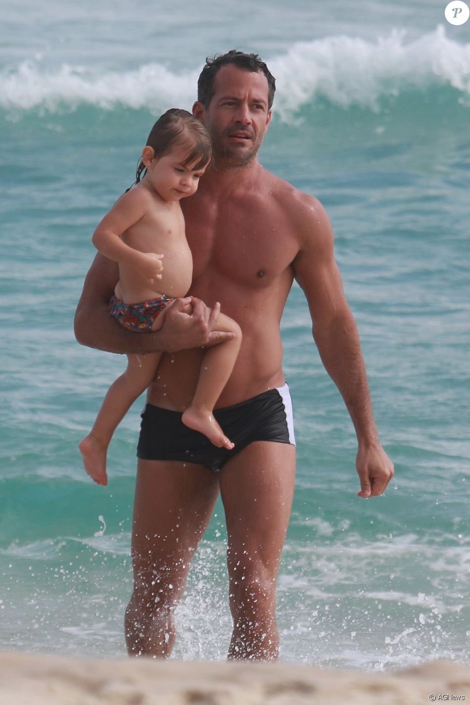 Malvino Salvador curtiu a praia da Barra da Tijuca, na Zona Oeste do Rio, neste domingo, 11 de dezembro de 2016, com a filha Ayra