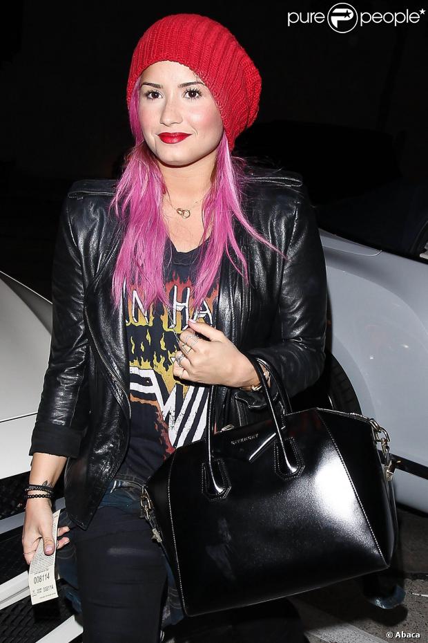 Demi Lovato pintou o cabelo de rosa, em 24 de janeiro de 2014