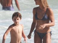Cristiane Dias, de biquíni, exibe corpo sarado em dia de praia com filho. Fotos!