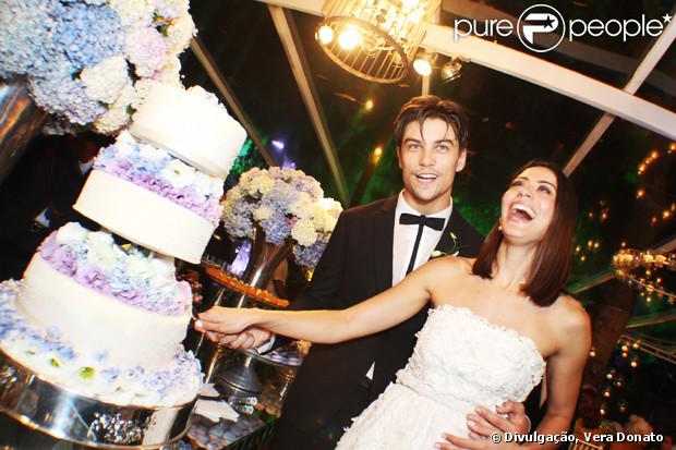 Carol Castro se casa com Raphael Sander em cerimônia íntima realizada na casa do casal em São Conrado, no Rio de Janeiro, em 14 de fevereiro de 2014