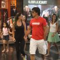 Paula Fernandes, com roupa de malhação, passeia em shopping com o namorado