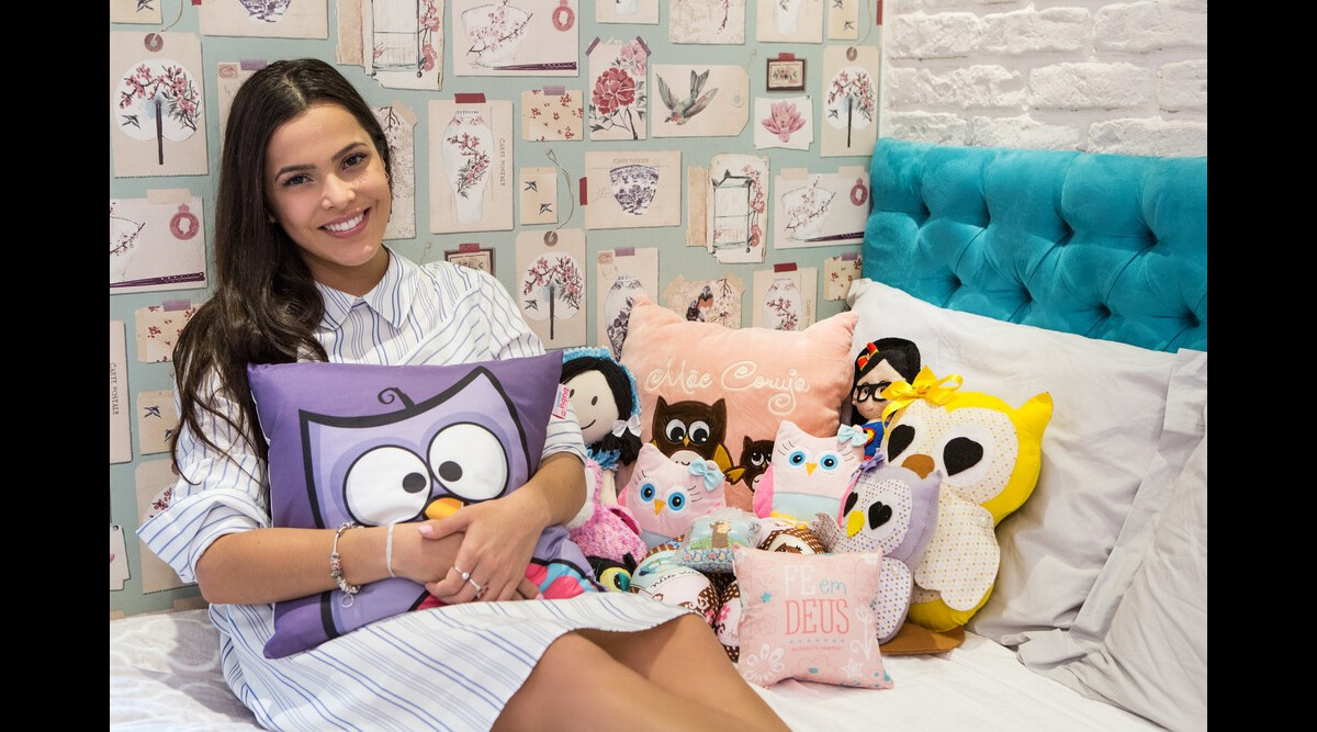 Foto Ex BBB Emilly Posa Em Na Cama De Seu Quarto E Exibe Corujas