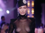 Bella Hadid desfila com transparência e deixa seios à mostra na passarela. Fotos