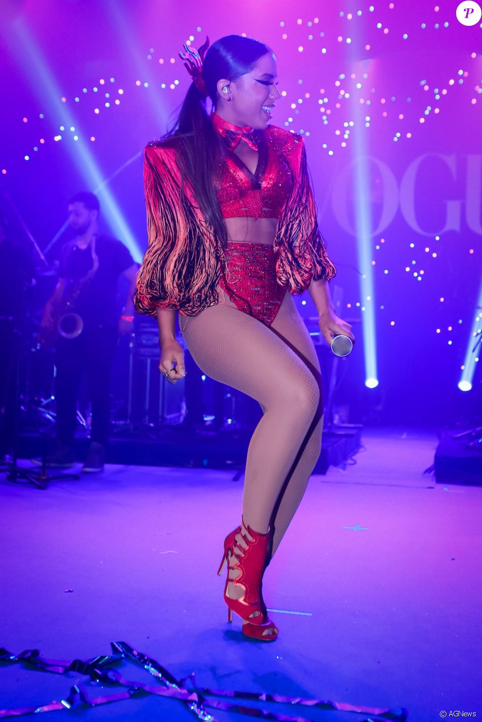 Anitta apostou em um figurino vermelho para representar o signo de áries no Baile da Vogue, em São Paulo, em 17 de fevereiro de 2017
