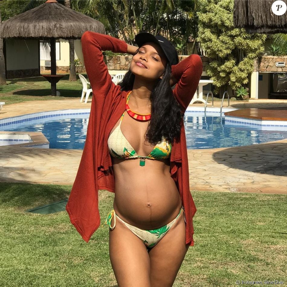 Aline Dias exibiu a barriguinha de seis meses de gravidez em seu Instagram neste