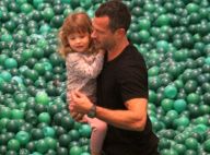 Malvino Salvador brinca com as filhas, Sofia, Ayra e Kyara, em piscina de bolas